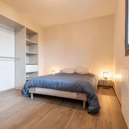 De Standing Apartment