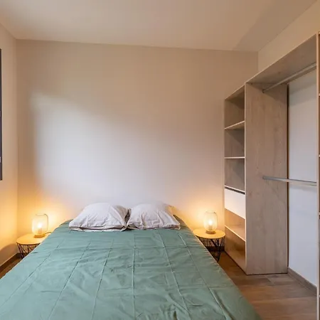 De Standing Apartment