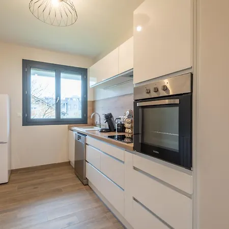 De Standing Apartment