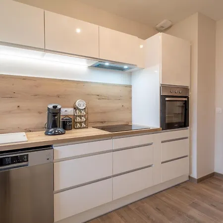 De Standing Apartment *